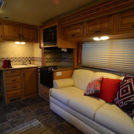 West Chiltington Luxury American Rv With Hot Tub מראה חיצוני תמונה