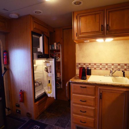 West Chiltington Luxury American Rv With Hot Tub מראה חיצוני תמונה