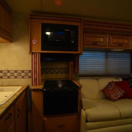 West Chiltington Luxury American Rv With Hot Tub מראה חיצוני תמונה
