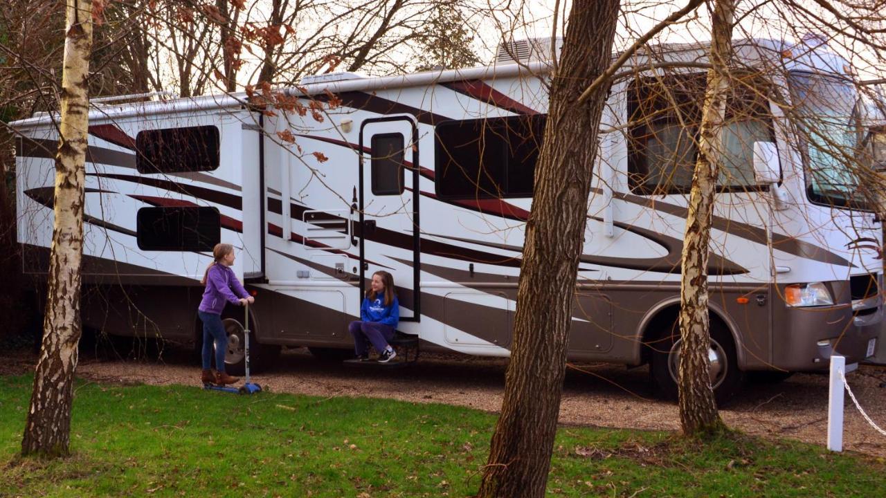 West Chiltington Luxury American Rv With Hot Tub מראה חיצוני תמונה