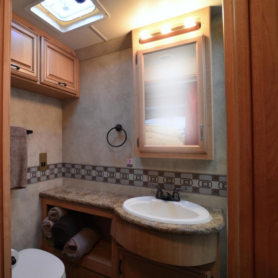 West Chiltington Luxury American Rv With Hot Tub מראה חיצוני תמונה