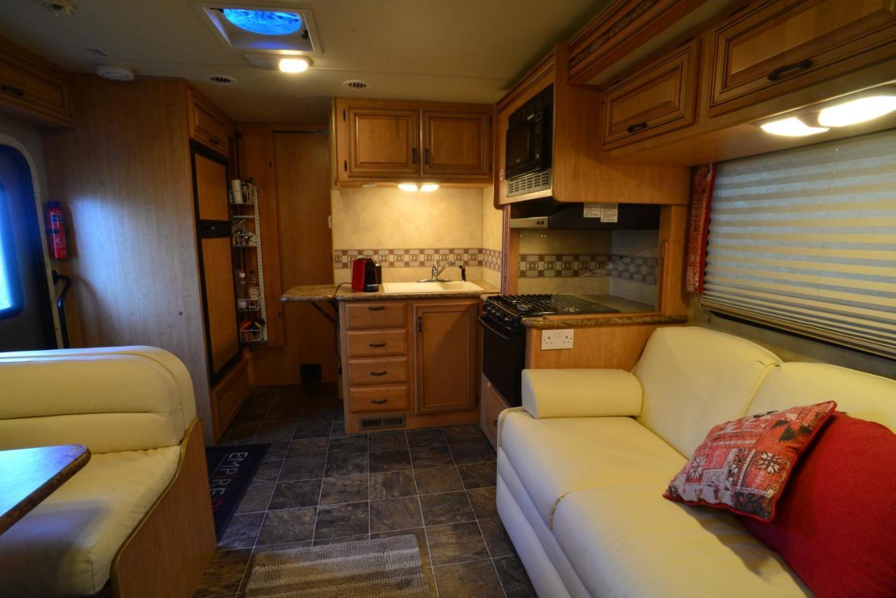 West Chiltington Luxury American Rv With Hot Tub מראה חיצוני תמונה