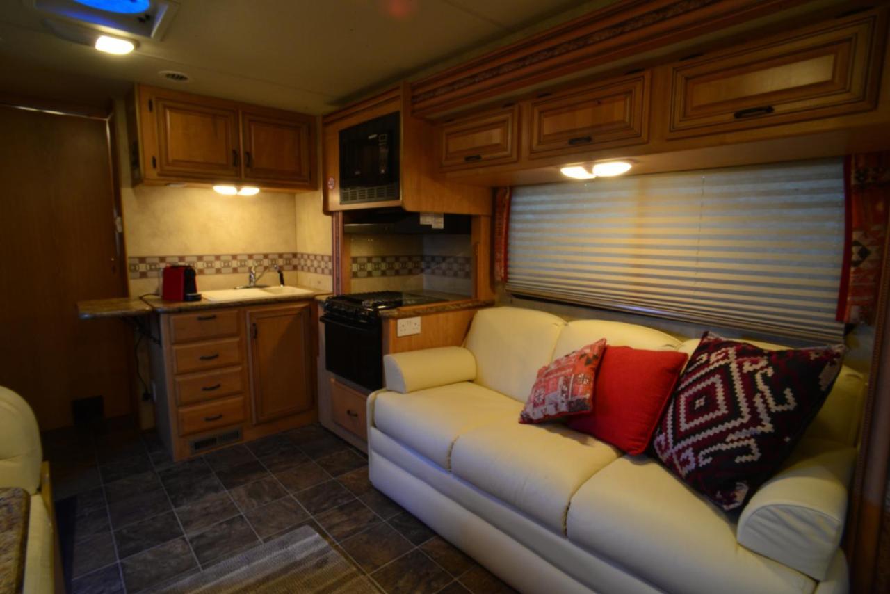 West Chiltington Luxury American Rv With Hot Tub מראה חיצוני תמונה