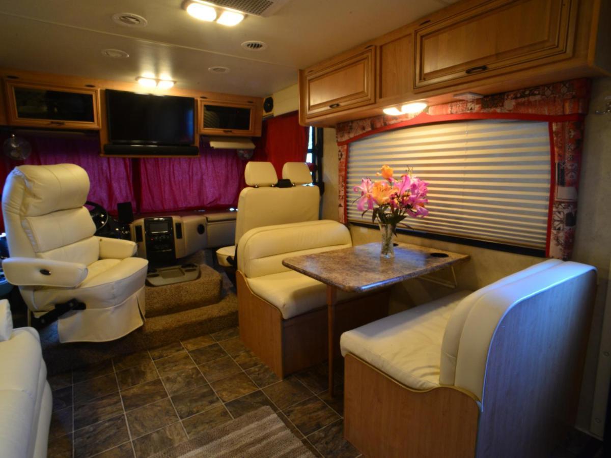 West Chiltington Luxury American Rv With Hot Tub מראה חיצוני תמונה