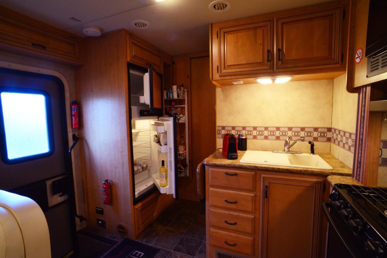 West Chiltington Luxury American Rv With Hot Tub מראה חיצוני תמונה