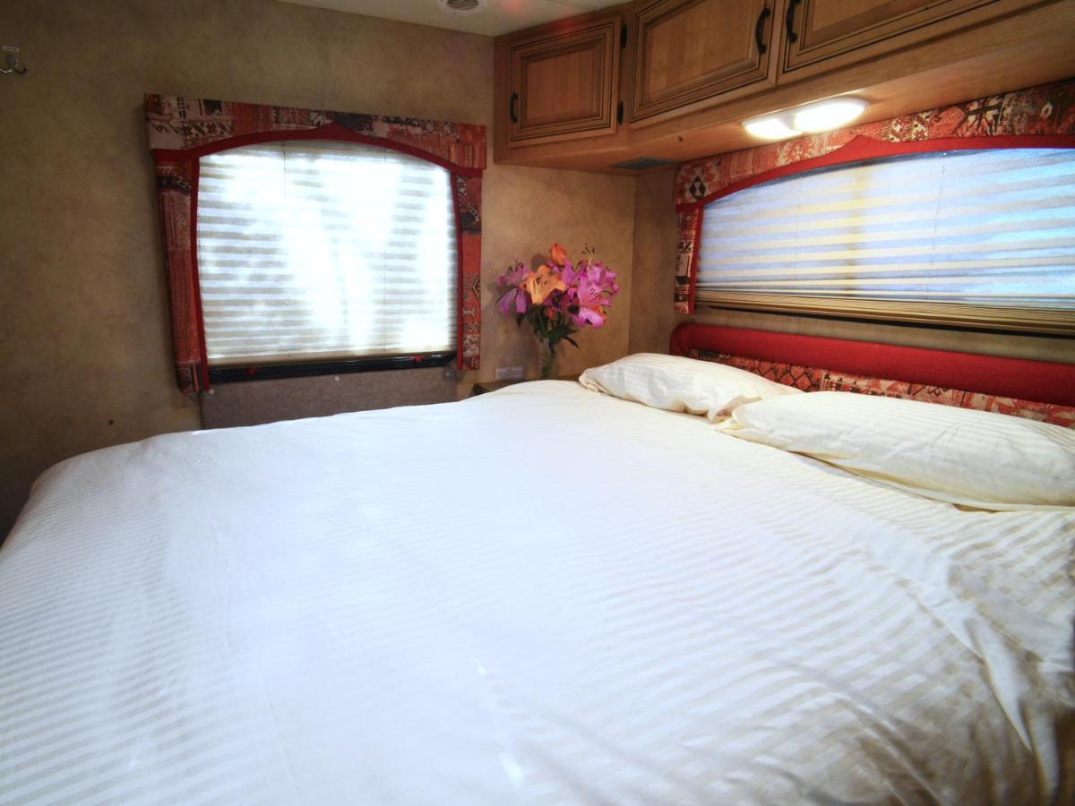 West Chiltington Luxury American Rv With Hot Tub מראה חיצוני תמונה