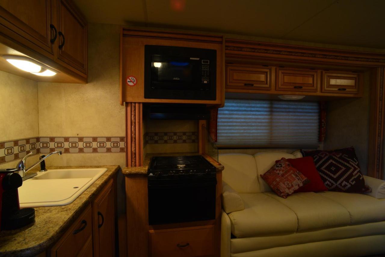 West Chiltington Luxury American Rv With Hot Tub מראה חיצוני תמונה