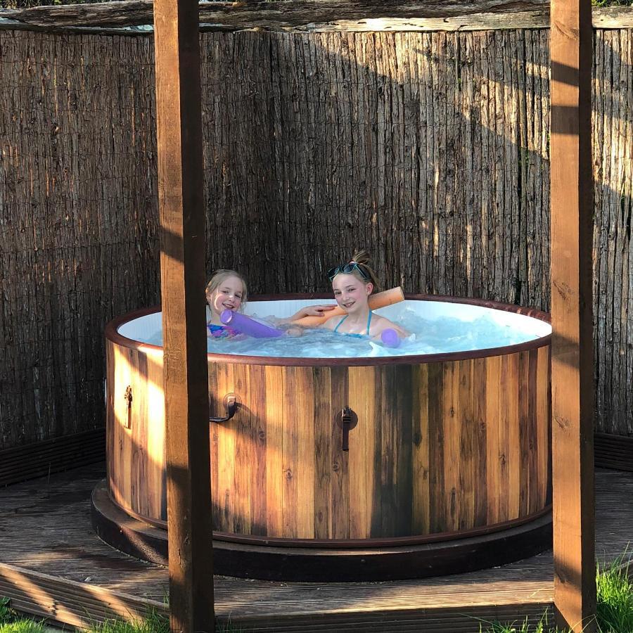 West Chiltington Luxury American Rv With Hot Tub מראה חיצוני תמונה