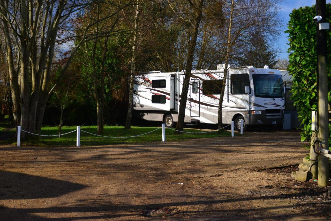 West Chiltington Luxury American Rv With Hot Tub מראה חיצוני תמונה