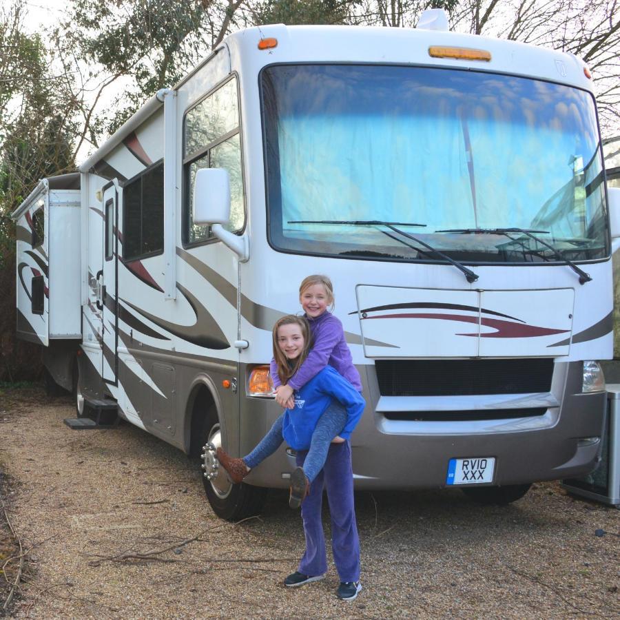 West Chiltington Luxury American Rv With Hot Tub מראה חיצוני תמונה